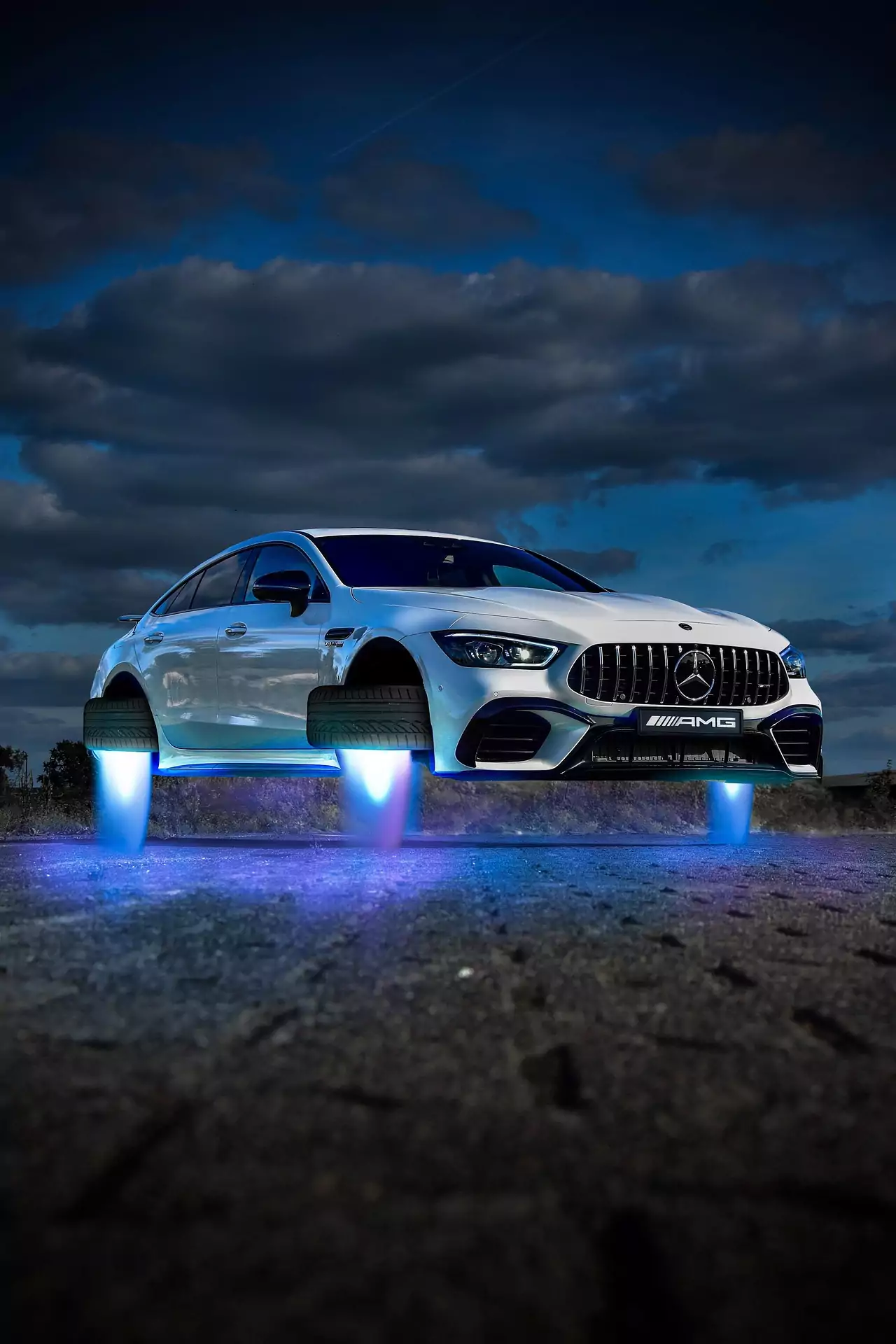 Image d'une voiture qui décolle du sol, avec du feu sous les quatre roues.